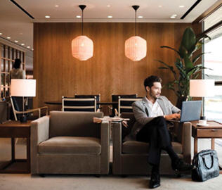于2016 年6 月重新开放的“玉衡堂” 商务贵宾室，是国泰航空设在香港国际机 场的8 个贵宾室中面积最大的，实测3,306 平方米，能够容纳550 名旅客。