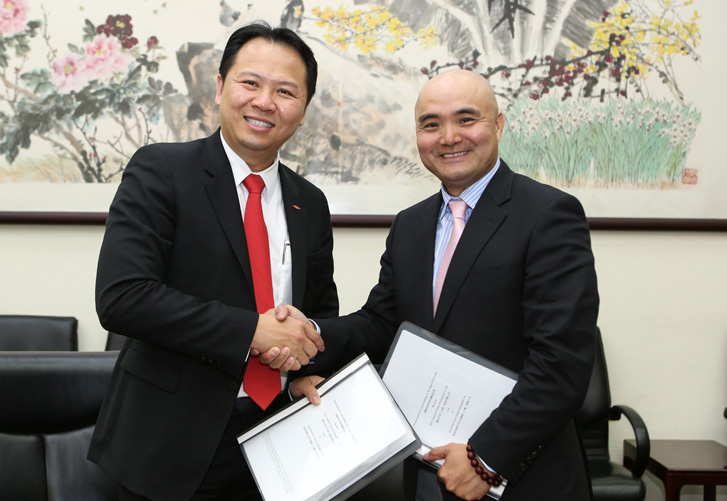 陶氏化学大中华区总裁林育麟（左）与阿克苏诺贝尔中国区总裁、中国 与北亚区装饰漆业务部董事总经理林良琦博士（右）签署战略合作协议。