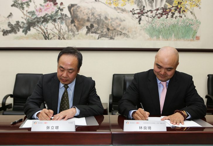 ￼华体集团董事长张立增（左）与阿克苏诺贝尔中国区总裁、中国与北 亚区装饰漆业务部董事总经理林良琦博士（右）签署战略合作协议。