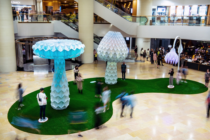 LUMENous GARDEN是太古广场购物中心的一个巨型折纸互动艺术装置，能感应游客的活动而改变形态和颜色。