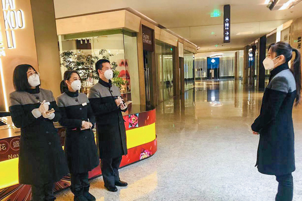 北京三里屯太古里员工坚守岗位，为防疫和运营做足工作。