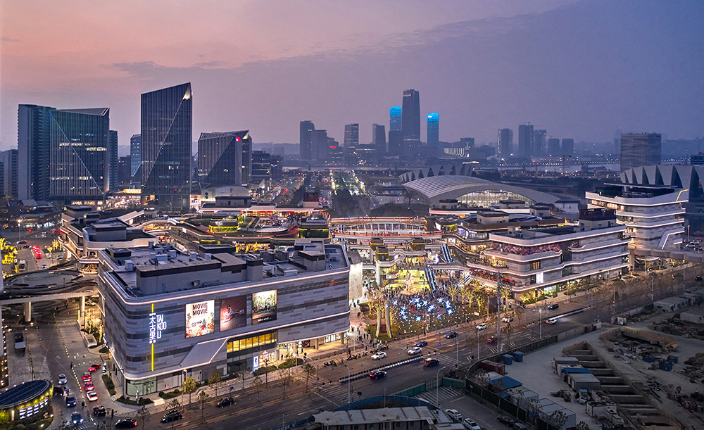 2021 年9 月开业的前滩太古里，已成为上海的商业新地标。