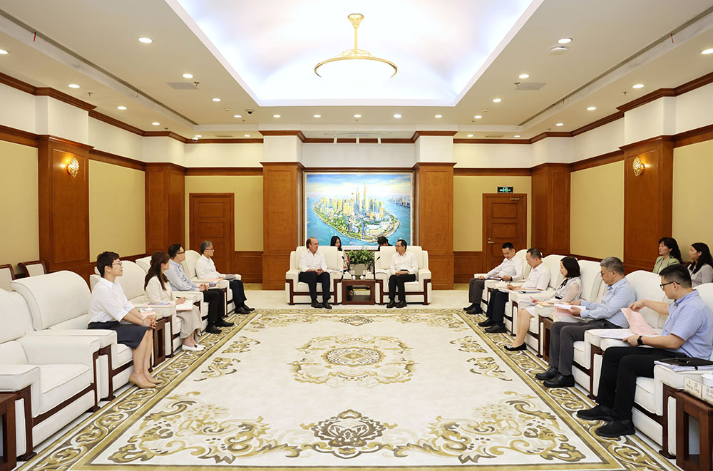 太古地产行政总裁彭国邦（居中左）与上海市委常委、浦东新区区委书记李政（居中右）座谈。