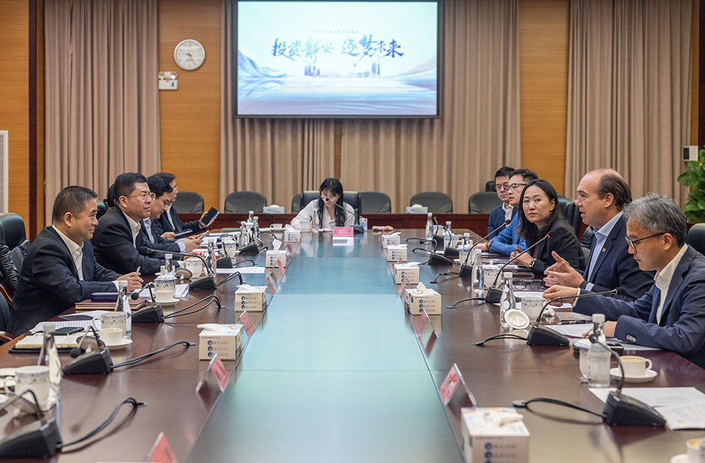 太古地产行政总裁彭国邦（右居中）与上海市静安区委书记钟晓咏（左居中）座谈。