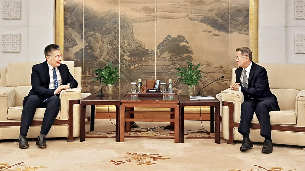 太古（中国）有限公司主席张卓平（左）与中国驻英国大使郑泽光（右）座谈。