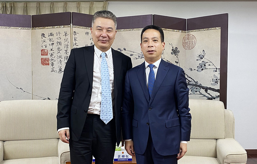 太古（中国）有限公司主席张卓平（左）拜会国务院港澳事务办公室副主任黄柳权（右）。