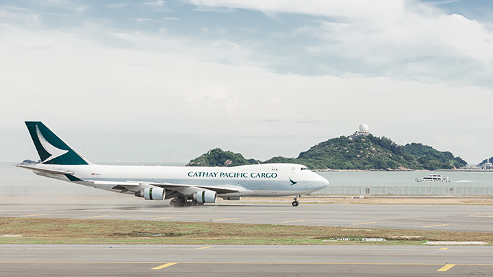 国泰航空率先于香港国际机场第三跑道降落首班商业航班