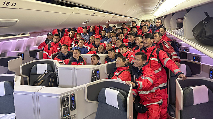 国泰航空特别专机护送香港特区救援队平安返港
