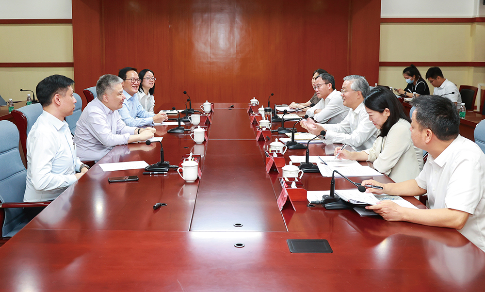 太古（中国）有限公司主席张卓平（左二）与三亚市委书记周红波（右三）座谈。