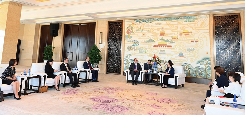 太古地产行政总裁彭国邦率队拜会北京市副市长司马红。