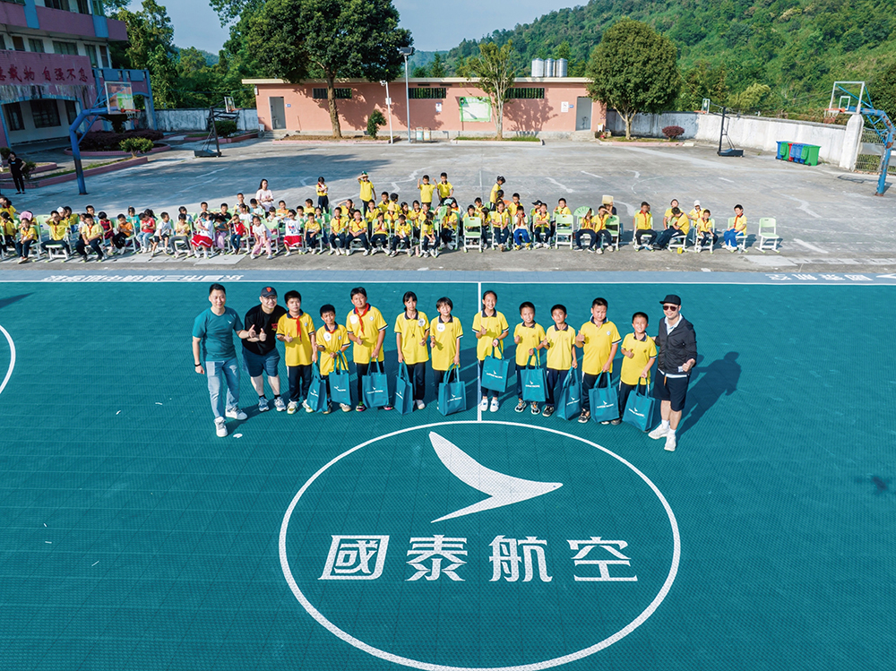 国泰-亚洲万里通携手会员助力乐昌市三溪镇中学改善篮球场