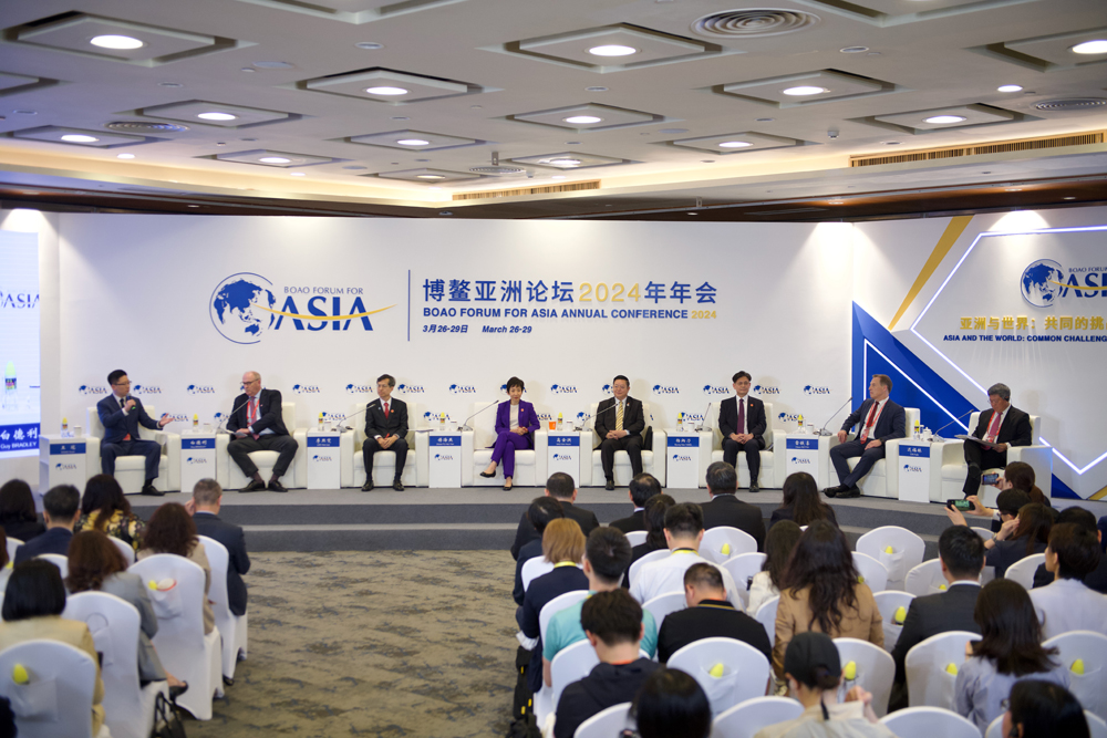 香港太古集团主席白德利（台上左二）参加“打造亚洲增长中心”分论坛。