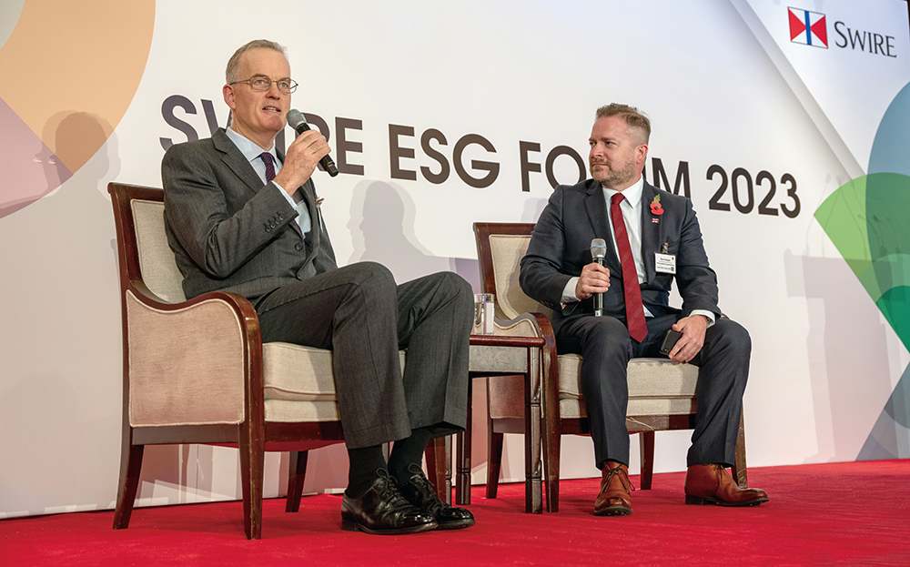 香港太古集团可持续发展事务总监夏柏朗（右）与英国太古集团主席施纳贝（左）展开对话。