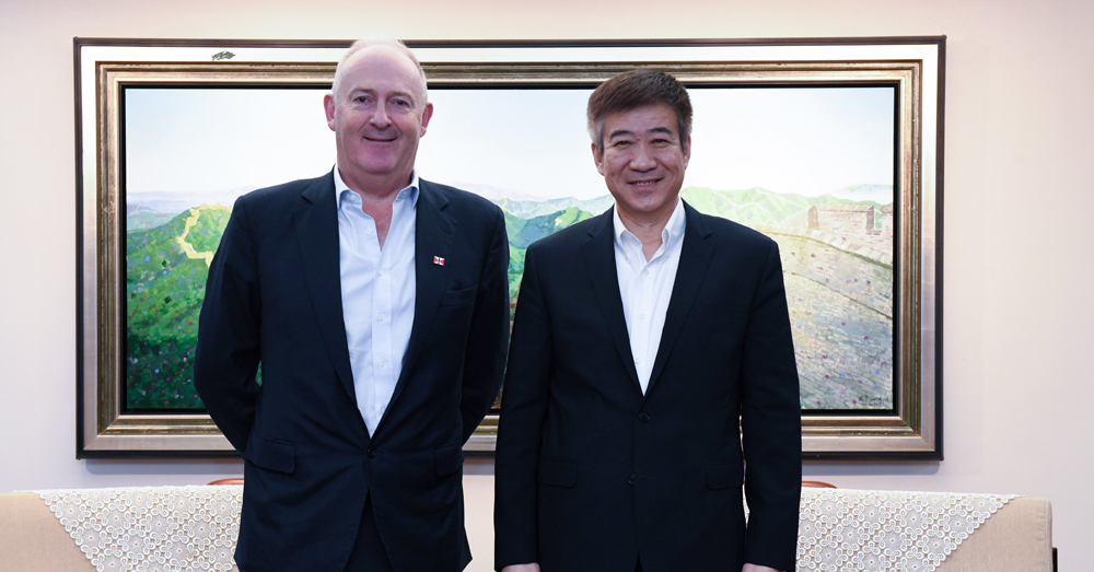 香港太古集团主席白德利（左）与中国民航局局长宋志勇（右）会见。