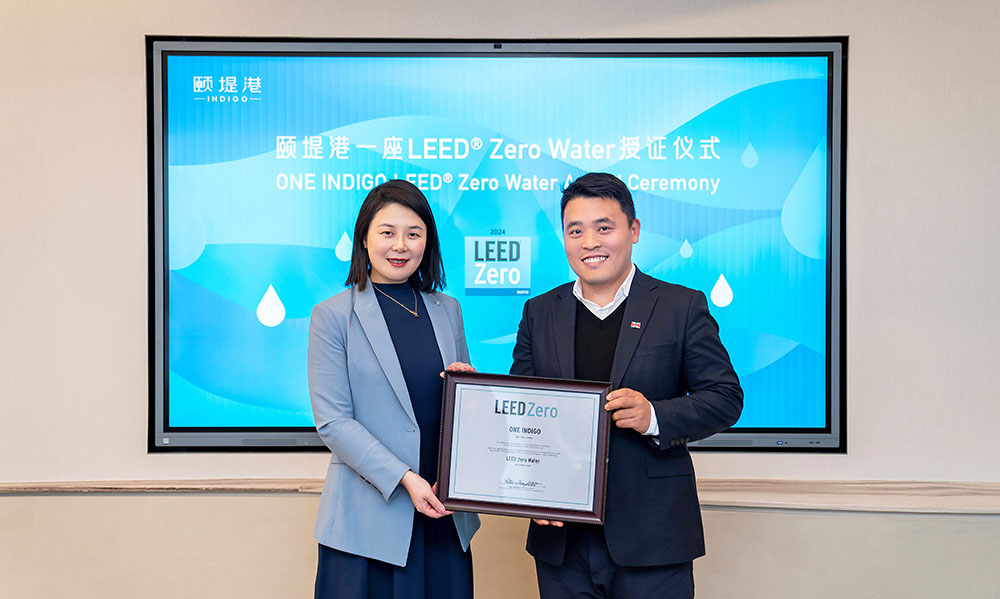 美国绿色建筑委员会（USGBC）北亚区副总裁王婧（左）向北京颐堤港总经理王天滨（右）颁发证书。